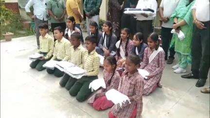 घनारी: शहीद भगत सिंह क्लब ने कुठेड़ा जसवालां में जरूरतमंद छात्रों को वितरित की वर्दी