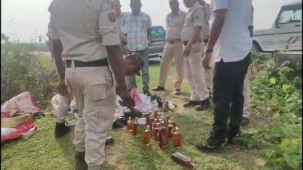 মানকাচৰ: মানকাচৰৰ অসম-মেঘালয় সীমান্তবৰ্তী অয়ডোবা, বৰকোনা আৰু ৰাঙাপানীত অবৈধ চুলাই মদৰ বিৰুদ্ধে জিলা প্ৰশাসনৰ অভিযান