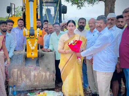 ಬೆಳಗಾವಿ: ಗ್ರಾಮೀಣ ಕ್ಷೇತ್ರದಲ್ಲಿ ರಸ್ತೆ ಡಾಂಬರೀಕರಣ ಕಾಮಗಾರಿಗೆ ಸಚಿವೆ ಲಕ್ಷ್ಮೀ ಹೆಬ್ಬಾಳ್ಕರ್ ಚಾಲನೆ