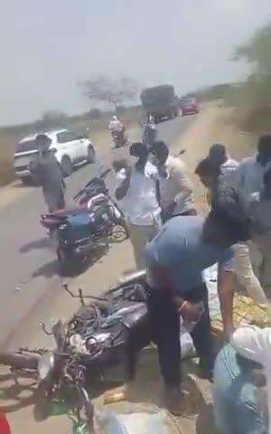 ఎమ్మిగనూరు: ఎమ్మిగనూరు మండలం నందవరం సమీపంలో బైక్ ను  ఢీకొన్న ఐచర్ వ్యక్తికి తీవ్ర గాయాలు ప్రభుత్వ ఆసుపత్రి తరలించిన తాసిల్దార్