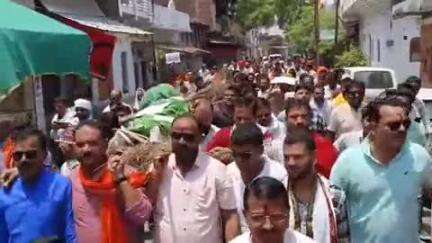 नौगांव: नौगांव में आतंकवाद के विरोध में सामाजिक संगठनों ने निकाली रैली, अर्थी फूंककर जताया विरोध