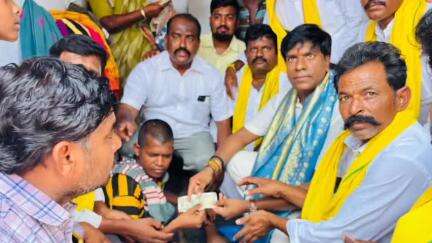 ఎమ్మిగనూరు: ఎమ్మిగనూరు మండలం బోడబండలో ఎమ్మెల్యే జయ నాగేశ్వర్ రెడ్డి వృద్ధులకు పింఛన్ పంపిణీ