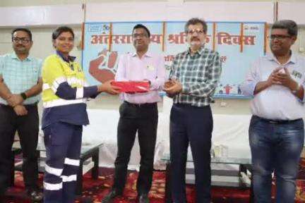 बरकागाँव: एनटीपीसी पकरी बरवाडीह कोयला खनन परियोजना ने श्रमिक दिवस पर कई लोगों को सम्मानित किया
