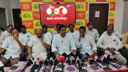తణుకు: సింహాచలం దేవాలయం ప్రాంగణంలో జరిగిన ఘటనపై మీడియా సమావేశంలో మాట్లాడుతున్న ఎమ్మెల్యే రాధాకృష్ణ