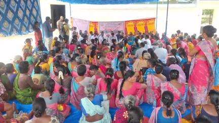 கள்ளக்குறிச்சி: விருகாவூர் பகுதியில் நடைபெற்ற கிராம சபை கூட்டத்தில் ஊராட்சி பணியாளர்களை சால்வை அணிவித்து கௌரவித்த ஆட்சியர்
