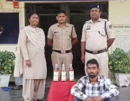 राजनांदगांव: चिचोला रोड डोंगरगढ़ के पास 7 बोतल शराब के साथ एक आरोपी को किया गया गिरफ्तार