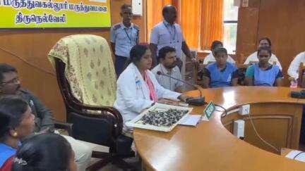 திருநெல்வேலி: நெல்லை அரசு மருத்துவக் கல்லூரி மருத்துவமனையில் தூய்மை பணியாளர்களை கௌரவித்த டீன்