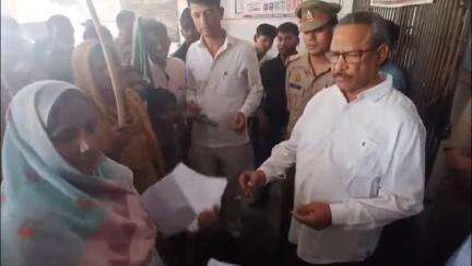 गौरीगंज: गौरीगंज जिला अस्पताल में अल्ट्रासाउंड सेवा बंद होने पर जनकल्याण समिति की महिलाओं ने किया विरोध प्रदर्शन