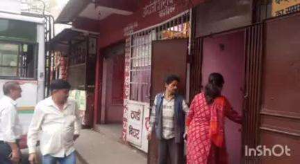 बागेश्वर: शराब की दुकानों में ओवर रेट की शिकायत की रोकथाम के लिए टीमें गठित, आबकारी निरीक्षक ने शराब की दुकान में मारा छापा