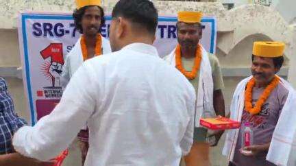 दरभंगा: विश्व श्रमिक दिवस पर SRG 7 वेलफेयर ट्रस्ट ने दरभंगा नगर निगम के कर्मचारियों को सम्मानित किया