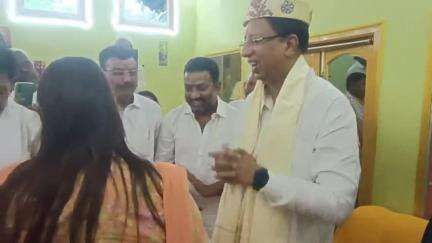 पंडौल: जदयू नेत्री और जिला परिषद सदस्य के सकरी स्थित आवास पर पहुंचे पूर्व भाजपा बिहार प्रदेश अध्यक्ष