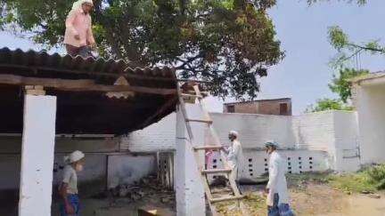 निचलौल: प्रशासन ने छितौना मदरसा मोइनुल इस्लाम के अवैध हिस्से को तोड़ा