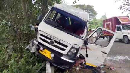 নাওবৈচা: নাওবৈচাত ভয়ংকৰ দুৰ্ঘটনা, যাত্রীবাহী ট্রেভেলাৰ আৰু স্কুটীৰ মাজত মুখামুখি সংঘর্ষ, থিতাতে নিহত ট্রেভেলাৰৰ দুজন যাত্ৰী