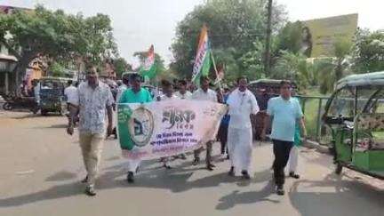 ইলামবাজার: ইলামবাজার ব্লক তৃণমূল কংগ্রেস কমিটি এবং আইএনটিটিইউসির পক্ষ থেকে একটি শ্রমিক দিবসকে সামনে রেখে পদযাত্রা বের হয়