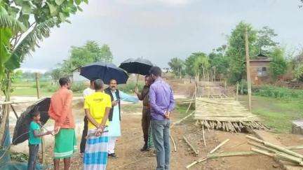 লক্ষীপুৰ: জলেশ্বৰ সমষ্টিৰ  কৈমাৰী গাওঁত মেৰামতি কৰা বাঁহৰ দলঙৰ কাম পৰিদৰ্শন বিধায়ক আফতাৱ উদ্দিন মোল্লাৰ