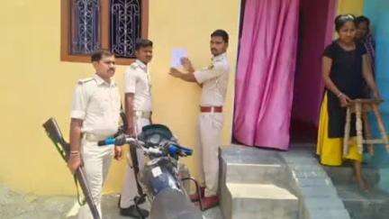 जयनगर: देवधा थाना ने तीन फरार अपराधियों के घर इश्तिहार चिपकाए