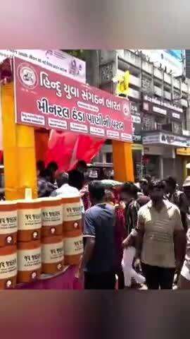 ડીસામાં ગરમીમાં રાહત,હિન્દુ યુવા સંગઠન દ્વારા ફુવારા સર્કલ પર વિનામૂલ્યે છાશ વિતરણ