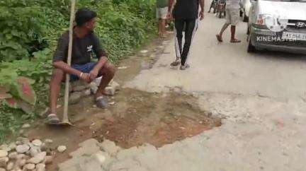 তিনিচুকীয়া: গেট চাৰিআলিৰ পৰা মহখুলি বৰডুবি সংযোগী পথৰ জৰাজীৰ্ণ ৰূপ, যাতায়তৰ সমস্যাত ৰাইজ #jansamasya