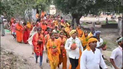 बैरिया: बाबू के शिवपुर में हनुमत प्राण प्रतिष्ठा और श्रीमद् भागवत कथा यज्ञ के लिए निकाली गई भव्य कलश यात्रा