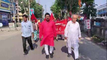 ইসলামপুর: মে দিবস উপলক্ষে বাম প্রবাহিত শ্রমিক সংগঠন এ আই টি ইউ সি  উদ্যোগে ইসলামপুর শহর জুড়ে  র‍্যালির করা হয়