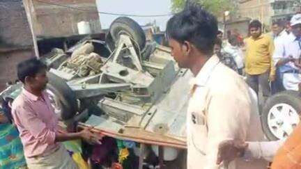 सिराथू: कोखराज इलाके में सवारियों से भरे ऑटो का टायर फटने से ऑटो पलटा, चार लोग घायल