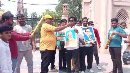 कोल: जातिगत जनगणना के समर्थन में महर्षि वाल्मीकि सेना ने घंटाघर पर मनाया जश्न, ढोल बजाकर बांटी मिठाई