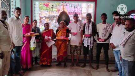 आदित्यपुर गम्हरिया: आदित्यपुर में झारखंड मुक्ति मोर्चा ने सफाई कर्मियों को अंगवस्त्र और मिठाई खिलाकर सम्मानित किया