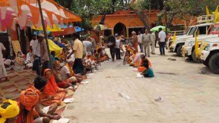तरबगंज: उमरी बेगमगंज के बाराही धाम पहुँची अयोध्या धाम की 84 कोसी परिक्रमा, श्रद्धालुओं ने किया अभिवादन