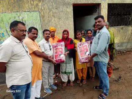 बरकागाँव: प्रखंड में सांसद मनीष जयसवाल द्वारा उपलब्ध कराए गए लहंगों को 9 लड़कियों के बीच वितरित किए गए