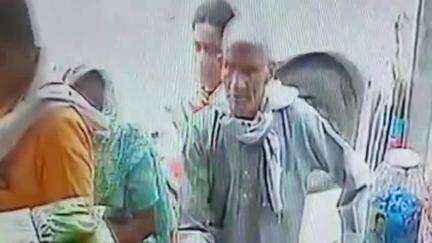 महावन: कस्बा राया में शातिर महिलाओं ने वृद्ध की जेब से निकाले 34 हजार रुपए, घटना सीसीटीवी में कैद