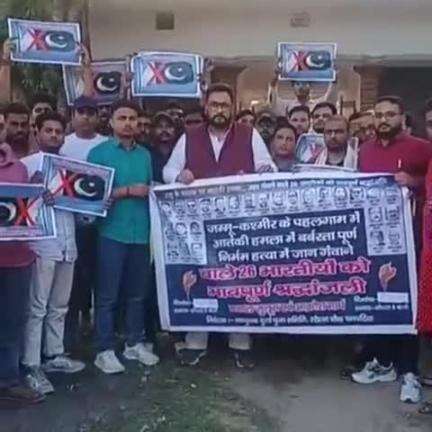 चनपटिया: पहलगाम आतंकी हमले के विरोध में चनपटिया में भाजपा नेता ने निकाला आकाश रैली और कैंडल मार्च