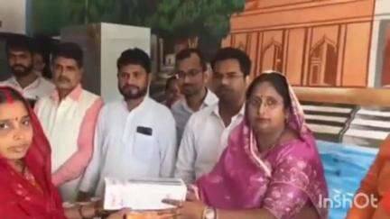 पीरो: पीरो में राष्ट्रीय मजदूर दिवस के मौके पर नगर सभापति ने श्रमिकों के बीच सामग्री का वितरण किया