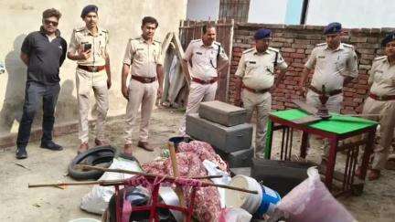 मनीगाछी: पैठान कबई गांव में फरार मो. फैज जुबैर खान के घर की कुर्की की गई