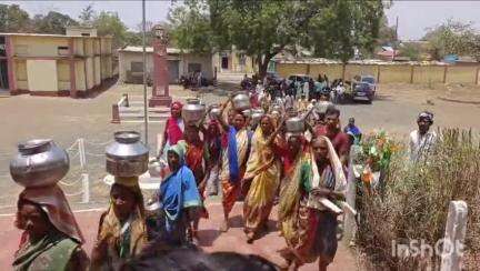 भैंसदेही: ग्राम सरांडी की सैकड़ों महिलाओं ने खाली गुंडीया लेकर तहसील कार्यालय में किया प्रदर्शन