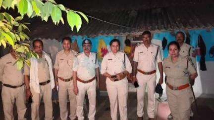 बहोरीबंद: सिहुंडी गांव में शराब के अवैध ठिकाने पर आबकारी और पुलिस की टीम ने छापा मारा, हड़कंप मचा
