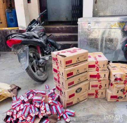 गोपालगंज: जादोपुर थाने की पुलिस ने वाहन चेकिंग के दौरान एक बाइक से 126 लीटर शराब बरामद की, एक बाइक जब्त