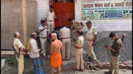 मनीगाछी: नेहरा थाना क्षेत्र में हत्या और आर्म्स एक्ट के तीन फरार अभियुक्तों के घर इश्तिहार चिपकाया गया