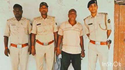 शंकरपुर: शंकरपुर थाना पुलिस ने बलुआहा भतनी सड़क पर छापेमारी कर ₹50,000 के इनामी अपराधी गणेश सरदार को गिरफ्तार किया