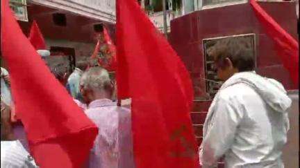 बेतिया: बेतिया में अंतर्राष्ट्रीय मजदूर दिवस पर बिहार राज्य रिक्शा मजदूर सभा ने किया माल्यार्पण