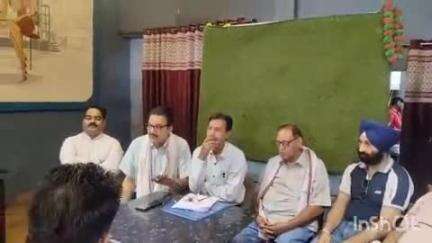 होशंगाबाद नगर: मृतक कांग्रेस नेता अक्षय दीक्षित के पिता अरुण दीक्षित ने पोस्टमार्टम रिपोर्ट को गलत बताया