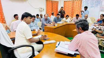 ఎమ్మిగనూరు: ఎమ్మిగనూరు నియోజవర్గం అభివృద్ధిపై ఎమ్మెల్యే జయ నాగేశ్వర్ రెడ్డి అధికారులతో సమీక్ష సమావేశం