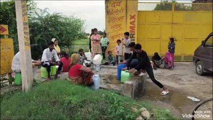 कुम्हेर: भीषण गर्मी में पौघौर गांव में पानी का संकट, महिलाएं 1 किलोमीटर दूर हैडपंप से पानी लाने को मजबूर