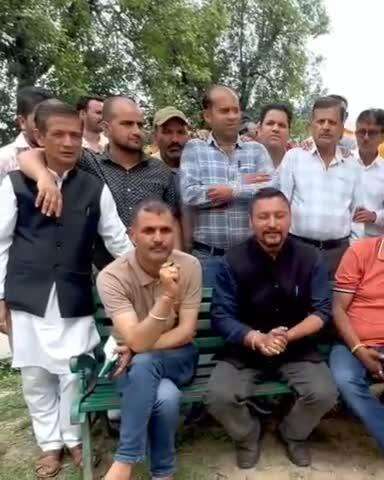 करसोग: करसोग में सरकारी ठेकेदारों ने किया रोष प्रदर्शन, सरकार से बकाया बिलों का जल्द भुगतान करने की मांग की