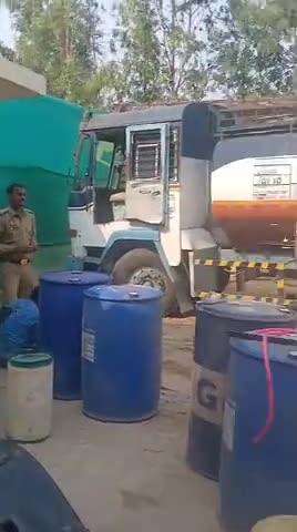 #रायबरेली में गंगागंज निकट मोदी स्कूल के पास टैंकर से डीजल-पेट्रोल चोरी का गोदाम पेट्रोल पंप मालिको ने पकड़ा,पुलिस मौजूद