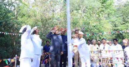 औसा: औसा येथील तहसील कार्यालयात महाराष्ट्र दिनानिमित्त आमदार अभिमन्यू पवार यांच्या हस्ते ध्वजारोहण