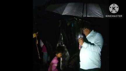 রঘুনাথপুর ১: ঝড়বৃষ্টিতে রঘুনাথপুর শহরে বাড়ির ছাউনি উড়ে যাওয়ার খবর পেয়েই ছাতা মাথায় ত্রিপল নিয়ে ছুটে গেলেন কাউন্সিলার