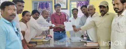 పరిగి: కుల్కచర్ల మండల కేంద్రంలో ఎంపీడీవో రామకృష్ణకు వినతి పత్రం అందజేసిన వివిధ గ్రామాల ఫీల్డ్ అసిస్టెంట్లు