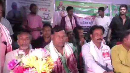 দলগাঁও ভাগ: শ্যামপুৰত এআই ইউ ডিএফৰ বিশাল নিৰ্বাচনী সভা, উপস্থিত বিধায়ক মজিবুৰ ৰহমান