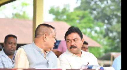 গলীয়া গাঁও পঞ্চায়তৰ কাৰ্য্যালয় চৌহদত বিজেপি আৰু অগপৰ মিত্ৰ জোঁটৰ হৈ নিৰ্বাচনৰ প্ৰচাৰ চলায় মন্ত্ৰী ৰণজিৎ কুমাৰ দাসে