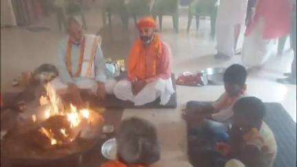 महावन: यमुना पार के डहरुआ निवासी मुस्लिम परिवार ने अपनाया हिंदू धर्म, जाकिर बने जगदीश, परिवार ने किया हवन